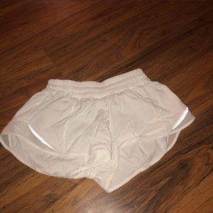 Lululemon white hotty hot short II (2.5”) size 6